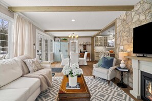 TV, fireplace - Modern French Cottage in Old Town! "The 506" (Niagara-on-the-Lake)