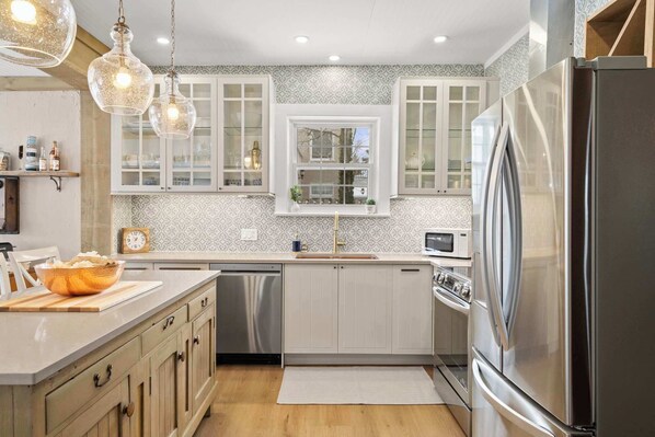 Fridge, microwave, stovetop, dishwasher