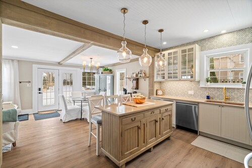 Modern French Cottage in Old Town! "The 506"