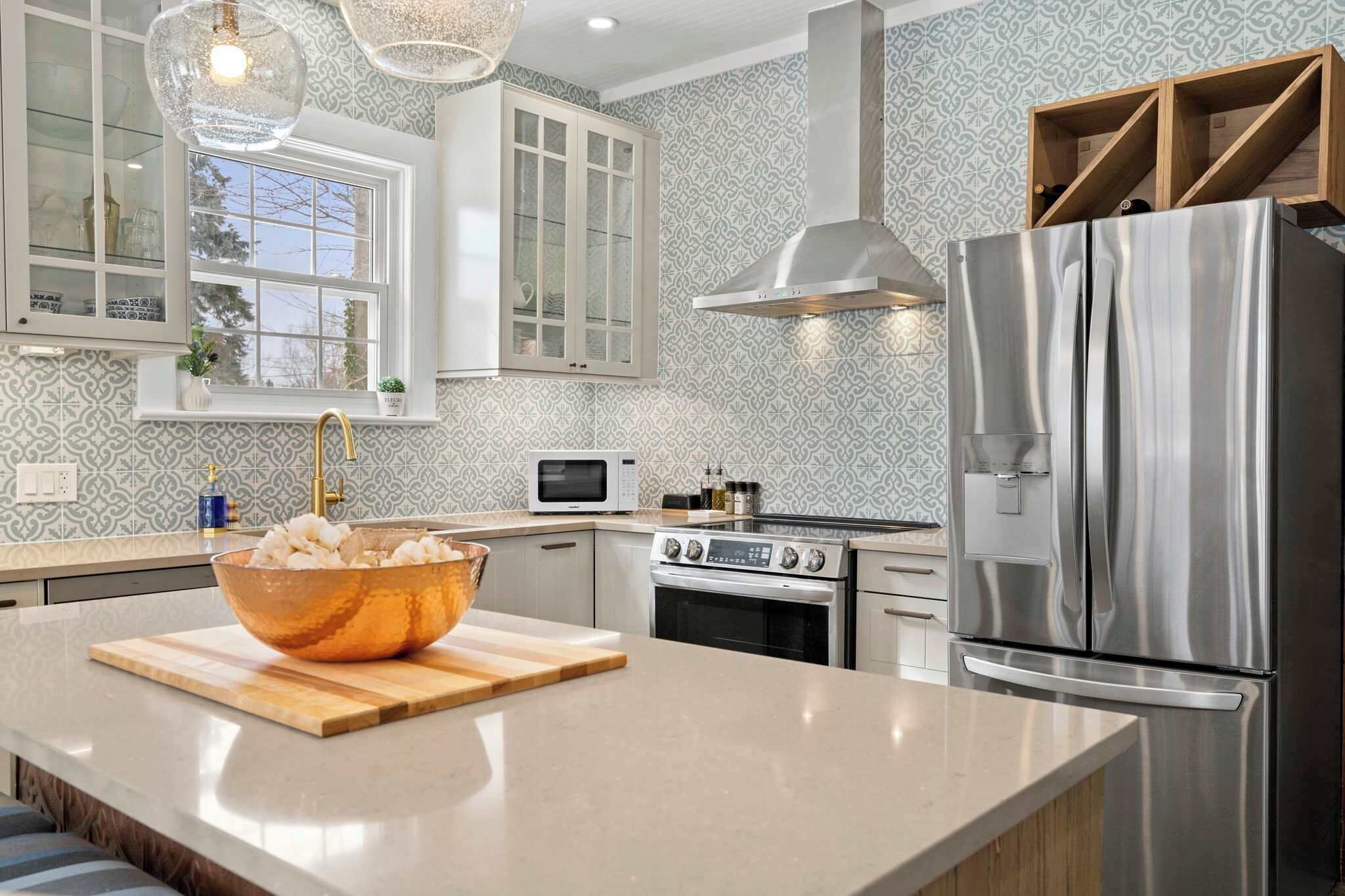 Kjøleskap, mikrobølgeovn, kokeplater og oppvaskmaskin