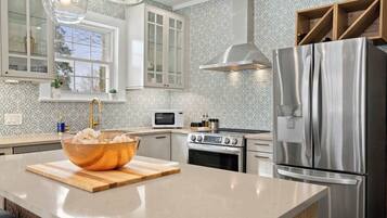 Kjøleskap, mikrobølgeovn, kokeplater og oppvaskmaskin