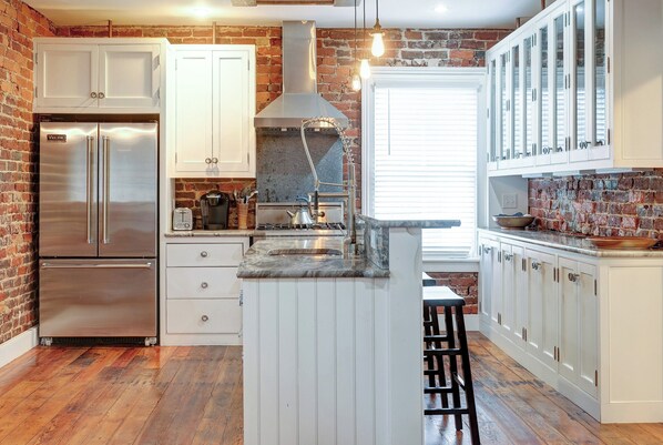 Frigorífico, horno, placa de cocina y lavavajillas