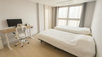 2 bedrooms, in-room safe, desk, iron/ironing board