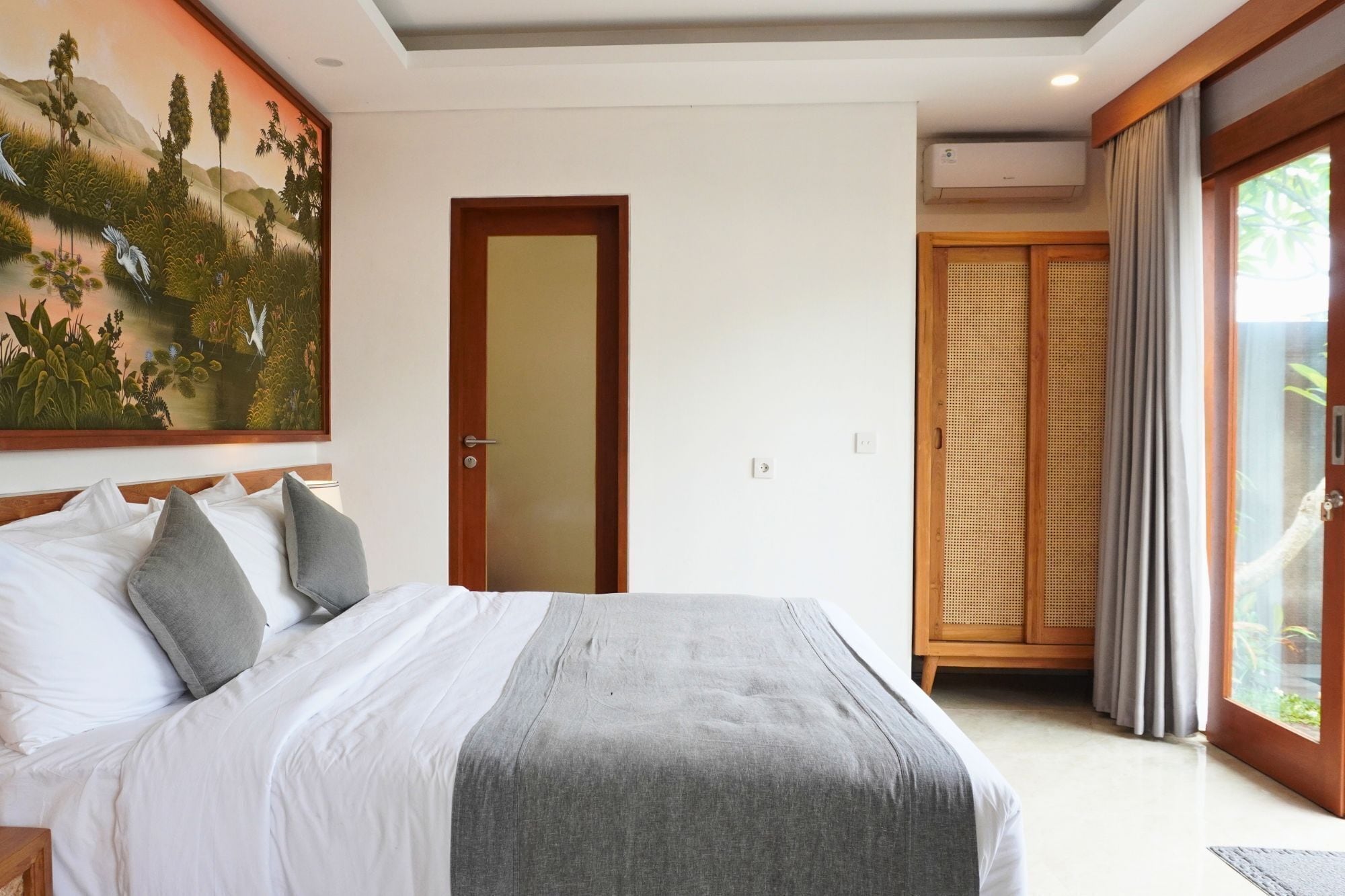 Une chambre à coucher avec un lit, une porte et une vue sur un balcon.