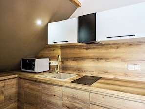 Fridge, microwave, dishwasher, cookware/dishes/utensils