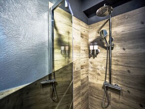 Secador de cabelo, toalhas de banho