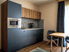Fridge, microwave, dishwasher, cookware/dishes/utensils