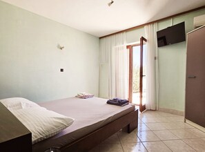 Apartment (Studio Apartment with Terrace (1))