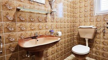 Studio (Studio Apartment with Terrace with Se) | Bathroom | Shower, towels