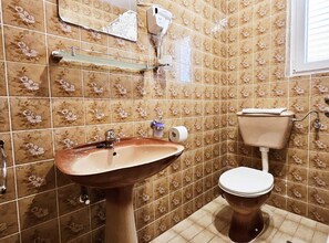 Studio (Studio Apartment with Terrace with Se) | Bathroom | Shower, towels