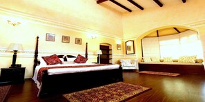 7 habitaciones, escritorio y espacio para trabajar con laptop 