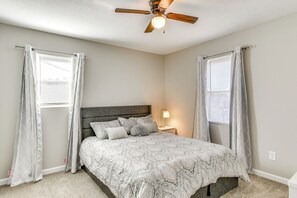 3 bedrooms, travel cot, WiFi, bed sheets - 6 Mi to The Masters: Updated Home w/ Yard! (Augusta)