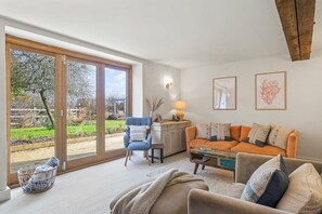 TV, fireplace, books, offices - Spacious Farmhouse on the Edge of Dartmoor (Newton Abbot)