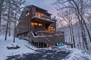 A multi-level wooden cabin with a balcony and a covered outdoor seating area. - Waterfall Views! Hot Tub, Game Room, Dog Friendly (Bushkill)