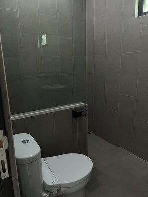 Vila Keluarga, pemandangan kota | Kamar mandi | Shower, perlengkapan mandi gratis, handuk, dan sabun