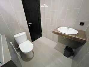 Villa familiar, 4 habitaciones | Baño | Regadera, amenidades de baño gratuitas, toallas, jabón 