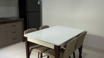 Family Villa, City View | Dining room