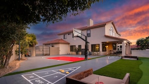 Il s’agit d’une propriété résidentielle dotée d’un terrain de basket-ball, d’un espace pour jouer au jeu de palets et d’une terrasse aménagée avec du mobilier d’extérieur.