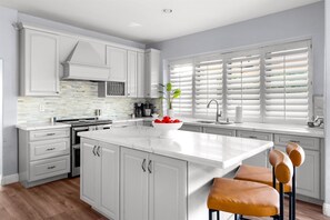 冷蔵庫、電子レンジ、オーブン、コンロ