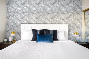 6 bedrooms, desk, iron/ironing board, travel crib