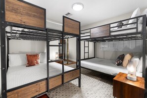 6 chambres, bureau, fer et planche à repasser, lit de bébé portatif