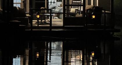 Charming 2-bedroom house boat in Bainbridge Ga. Beauty and elegance in one.