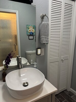 Dusche, Haartrockner, Handtücher, Seife