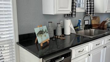 Microondas, horno, placa de cocina y lavavajillas