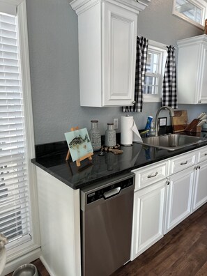 Microondas, horno, placa de cocina y lavavajillas