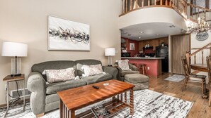Ein Wohnzimmer mit Sofa, Couchtisch und einem Bild an der Wand.