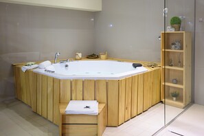 Shower, jetted bath, free toiletries, hair dryer - Xspa apartment cryptocurrency pay available (Novi Sad)