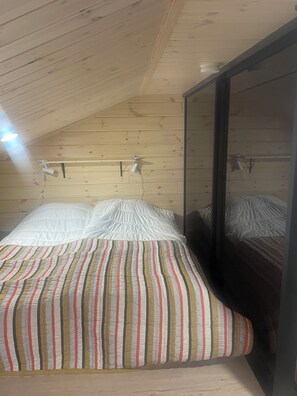 2 bedrooms, desk, free WiFi, bed sheets