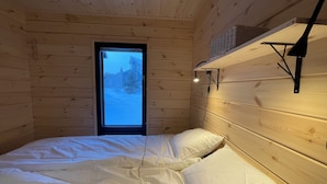 2 bedrooms, desk, WiFi (free), bed sheets