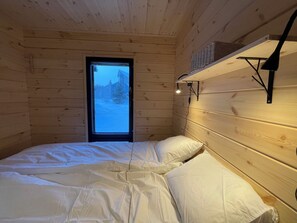 2 bedrooms, desk, free WiFi, bed sheets - new and cosy chalet in center of Äkäslompolo (Lappi)