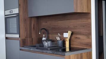 Geladeira, fogão, cafeteira/chaleira