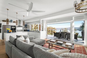 Een televisie, boeken en een stereo