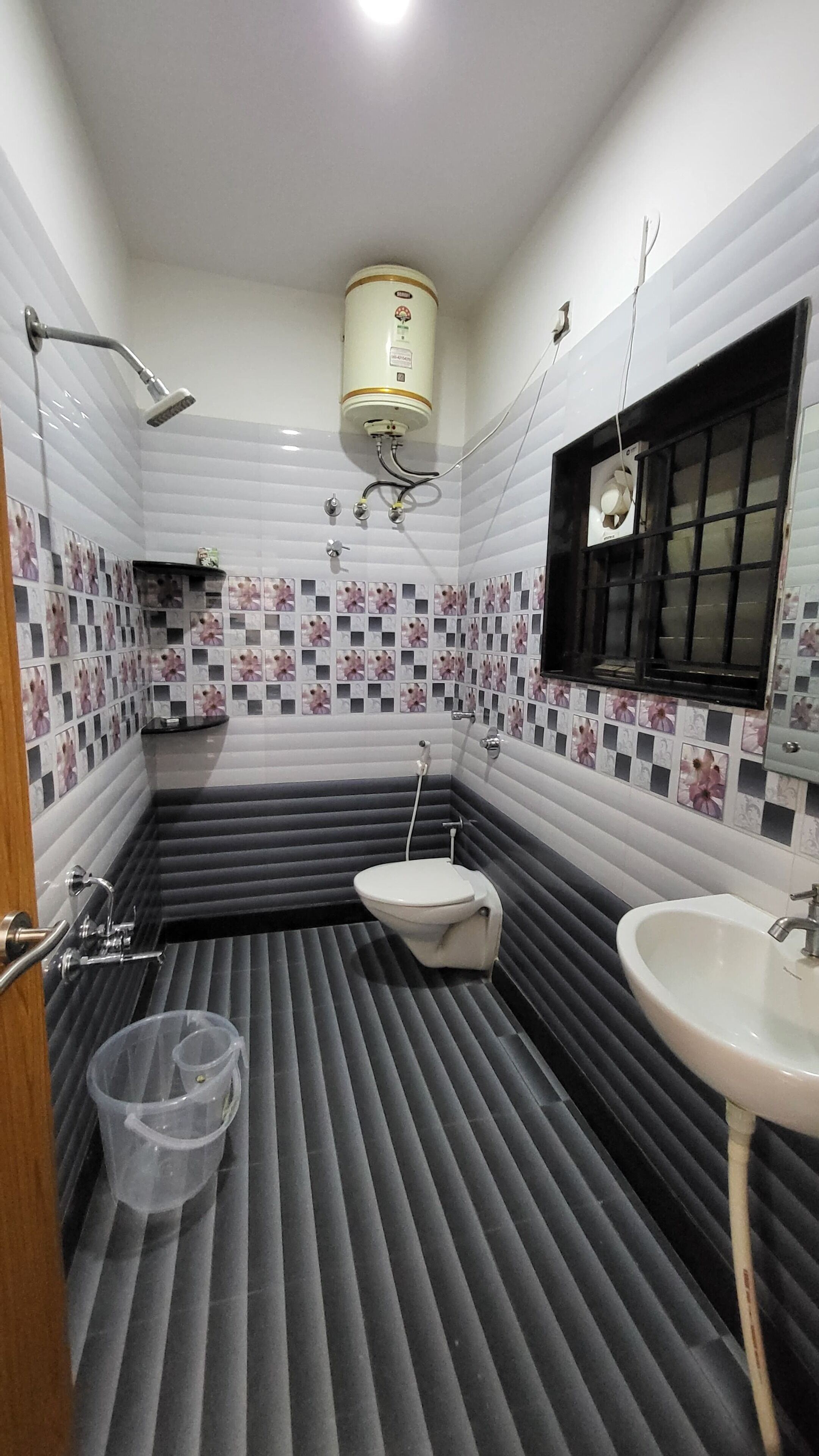 Escritorio, tabla de planchar con plancha y wifi gratis 