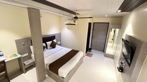 A modern hotel room with a large bed, a desk, and a flat-screen TV. - New Hotel Prince Palace (Mumbai)