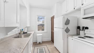 Jääkaappi, mikroaaltouuni, uuni, liesi