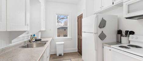 Jääkaappi, mikroaaltouuni, uuni, liesi