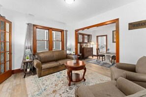 TV - Charming Centrally Located Sunroom/Fireplace (Sioux Falls)