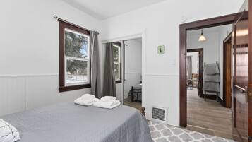 2 bedrooms, iron/ironing board, WiFi, bed sheets