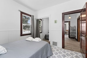 2 chambres, fer et planche à repasser, Wi-Fi, draps fournis