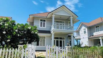 Villa Deluxe, 4 habitaciones, para no fumadores, vista al patio | 4 habitaciones, escritorio y wifi gratis