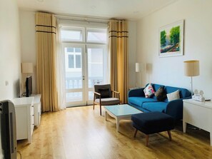 Deluxe-Villa, 4 Schlafzimmer, Nichtraucher, Blick auf den Innenhof | Wohnbereich | Flachbildfernseher