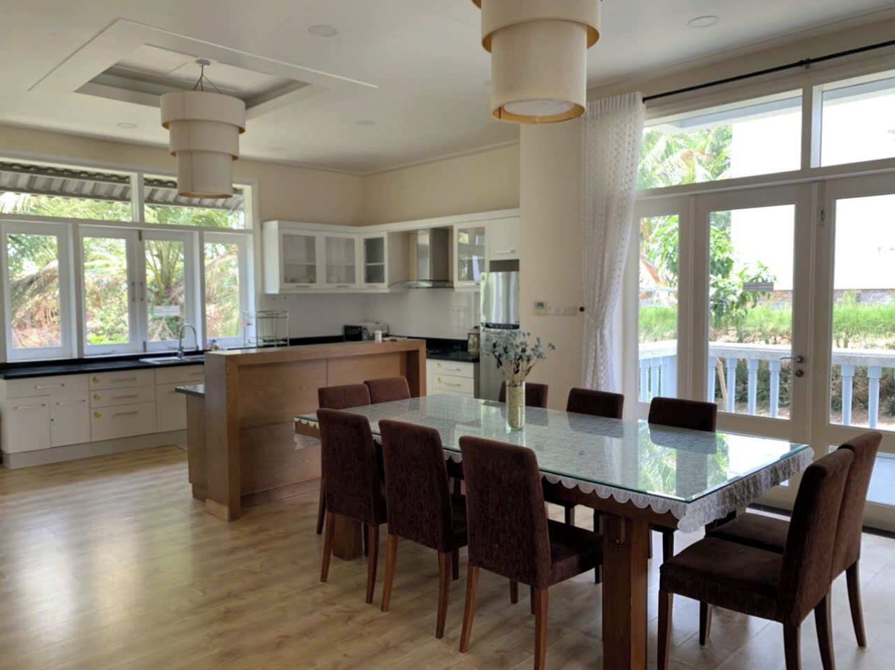 Deluxe-huvila, 4 makuuhuonetta, parveke, näköala pihalle | Oleskelualue | Taulutelevisio