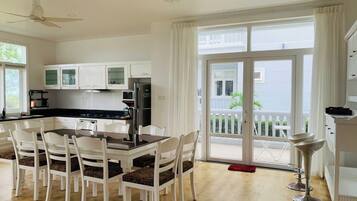 Deluxe Villa, 4 Bedrooms, Non Smoking, Courtyard View | Private kitchen