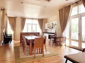 Villa Deluxe, 3 habitaciones, vista al patio | Cocina privada