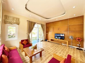 Villa Deluxe, 4 chambres, balcon, vue sur le jardin | Aire de séjour | Téléviseur à écran plat