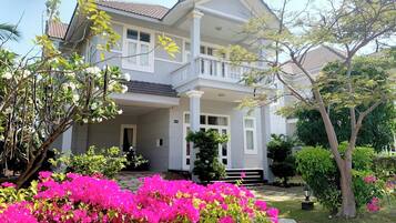 Deluxe Villa, 3 Bedrooms, Courtyard View | 4 bedrooms, desk, free WiFi